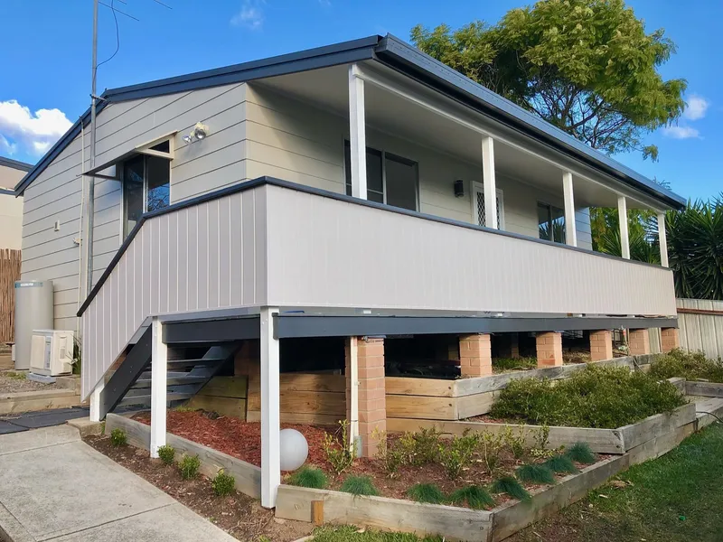 Freestanding Renovated Villa includes Water Dryer Lawn maint