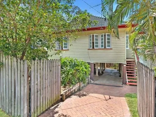 Neat and Tidy House in the Heart Taringa!