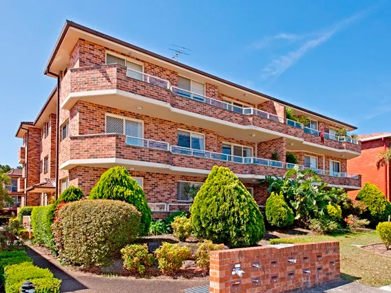 TOP FLOOR BIG SUNNY NORTH FACING UNIT