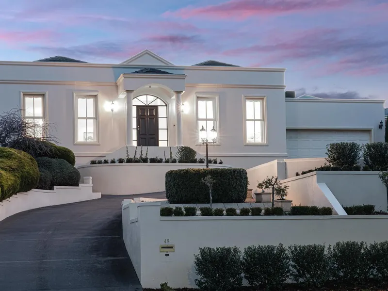 Palatial, quality wookey build atop Clydesdale Way.