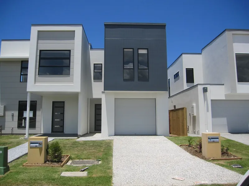 TOWNHOUSE CLOSE TO SCHOOLS!!