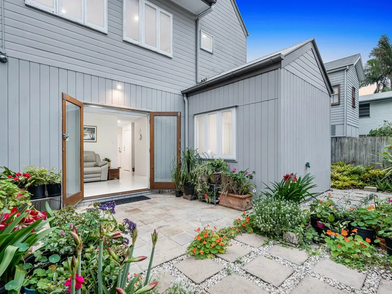 Exceptional Family Living Only 400m from The Gabba Precinct