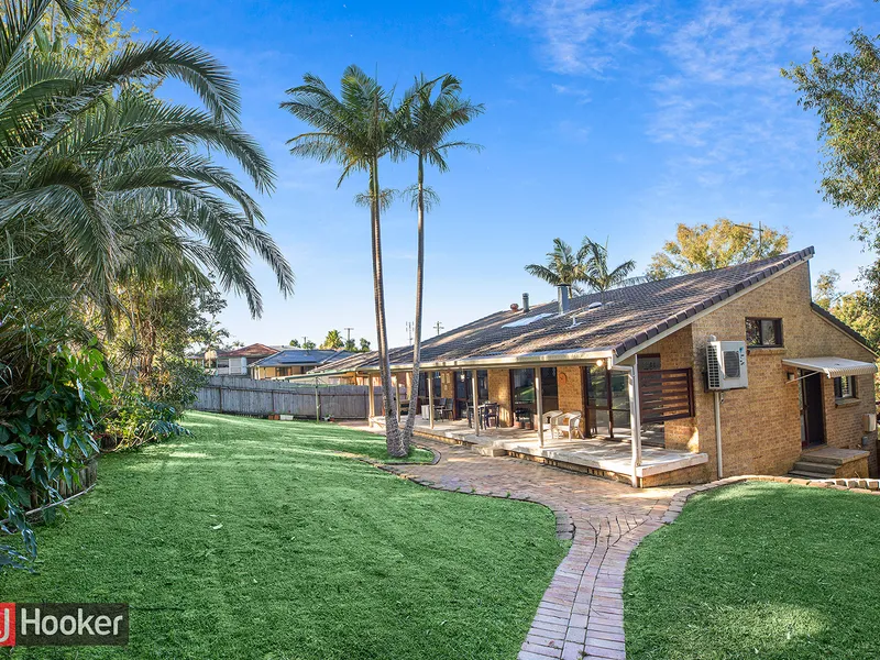 Immaculate Light Filled Modern Home in Peaceful Setting