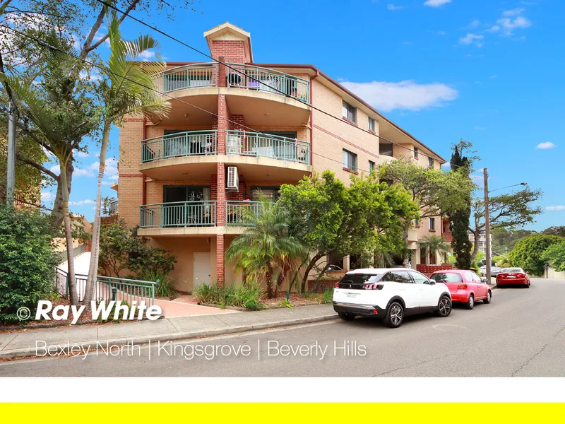 PERFECT LOCATION - WALK TO SHOPS AND TRAINSTATION