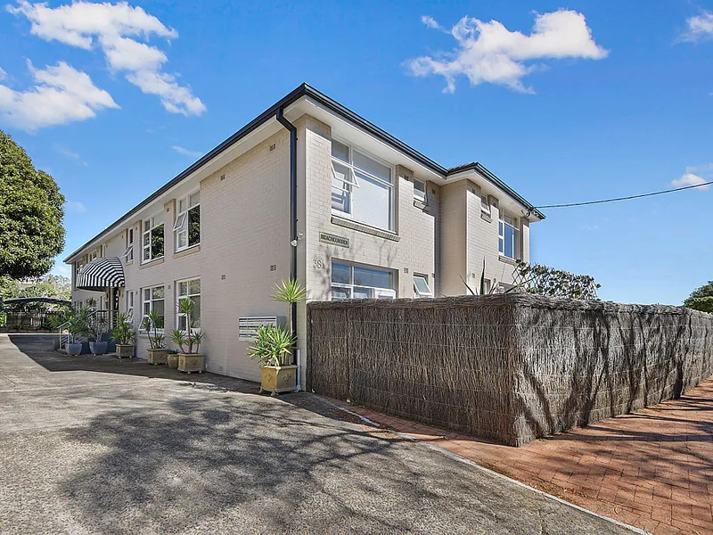 CONVENIENTLY LOCATED, QUIET MOSMAN APARTMENT