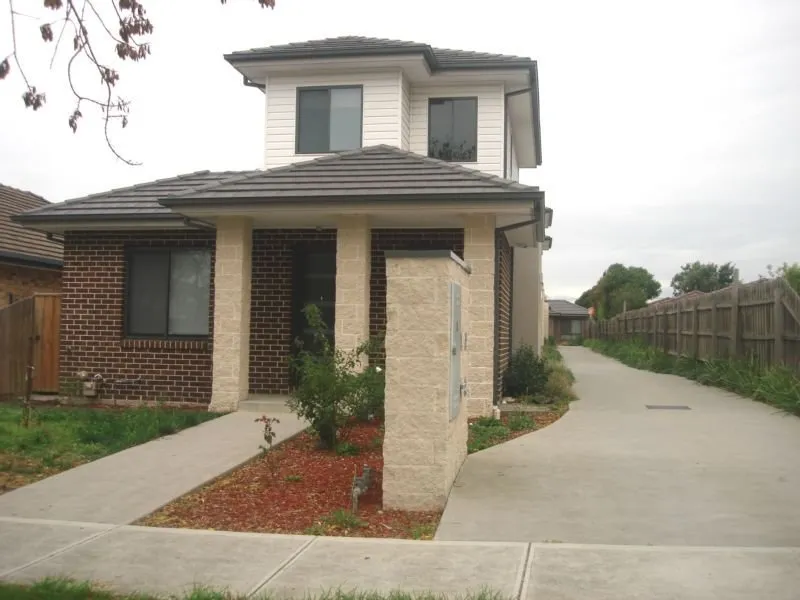 CLEAN AND TIDY TOWNHOUSE IN GREAT LOCATION!