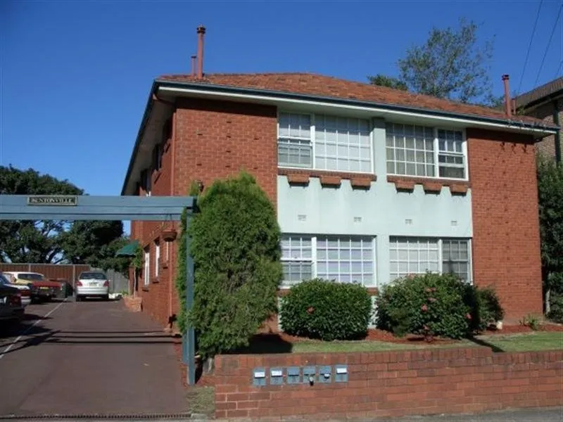 CHARMING TOP LEVEL UNIT IN CLOSE PROXIMITY TO SHOPS & TRAIN STATION!