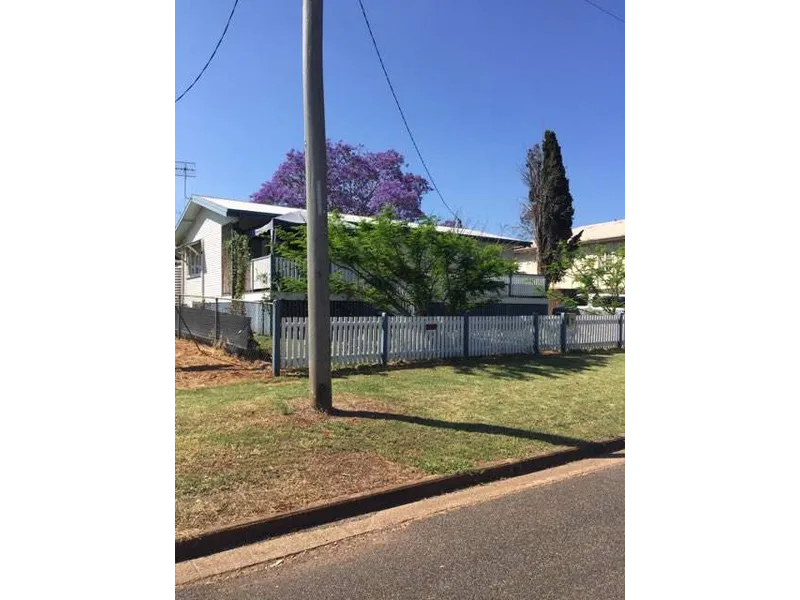 Roomy Home in Yarraman Town!