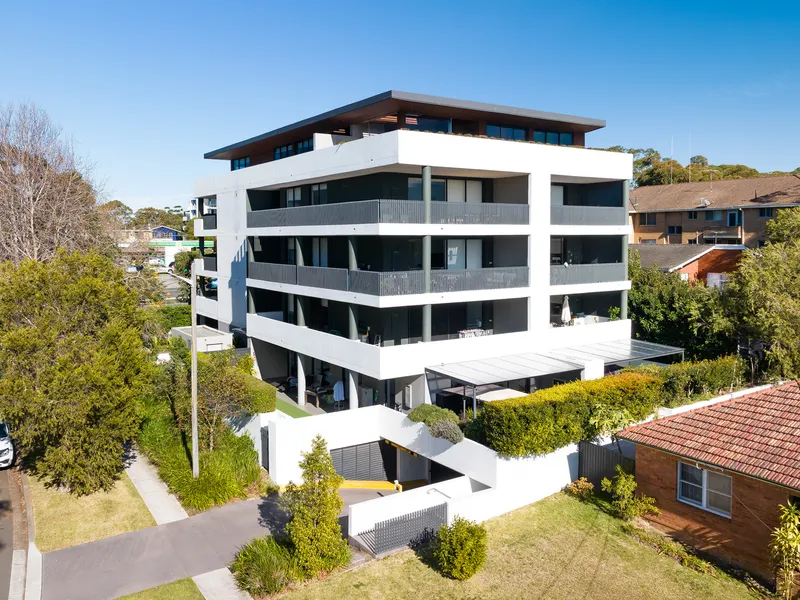 CONTEMPORARY RESIDENCE WITH SPACIOUS HOUSE LIKE PROPORTIONS