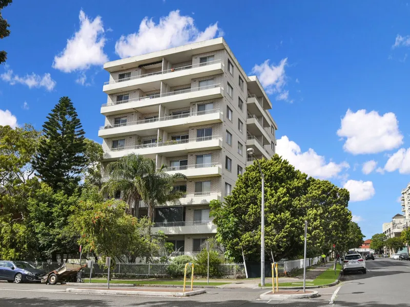 Lifestyle, Convenience & Ample Natural Sunlight