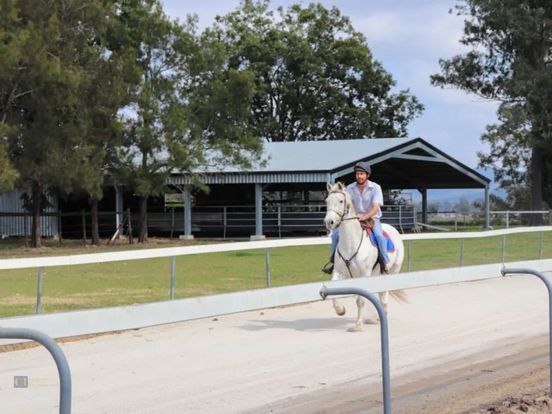 Thoroughbred training facility with 1500m track, just 3km from Beaudesert Race Club