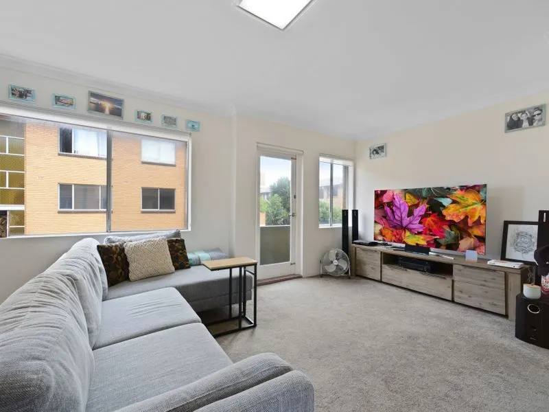 BEAUTIFULLY RENOVATED 2 BEDROOM APARTMENT IN EXCELLENT COOGEE BEACH LOCATION