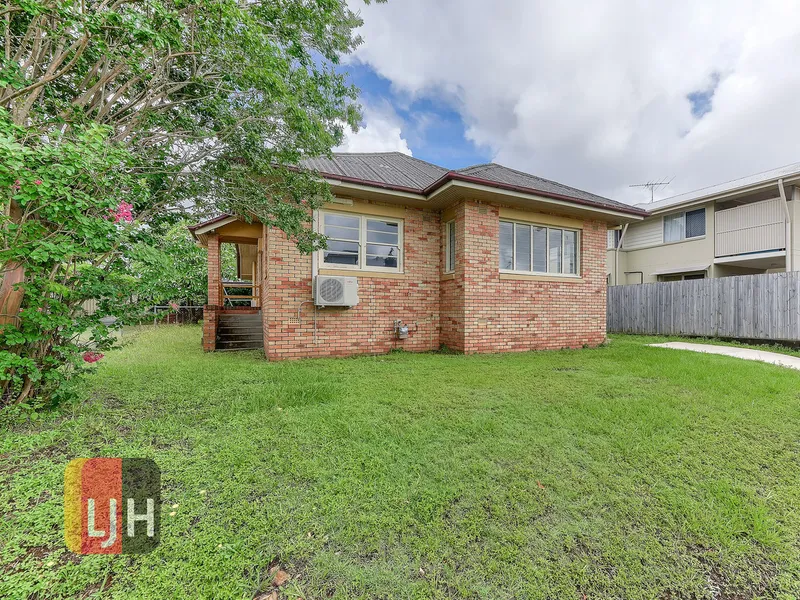 AIR CONDTIONED TWO BEDROOM + SUNROOM HOME IN HANDY LOCATION