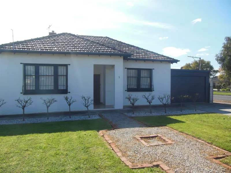 CHARMING SPACIOUS 2 BEDROOM HOME