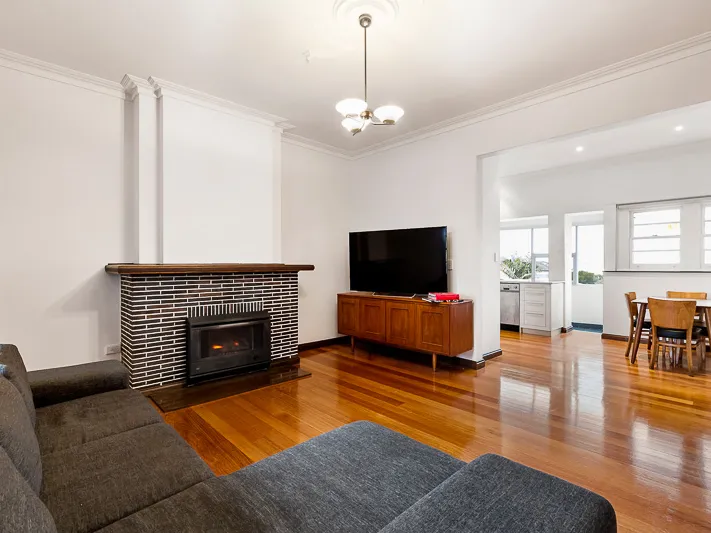 SPACIOUS ART DECO APARTMENT