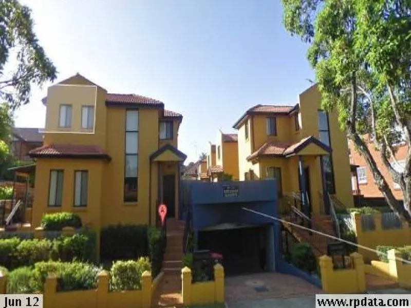 Modern 2 Bedroom Townhouse with large backyard