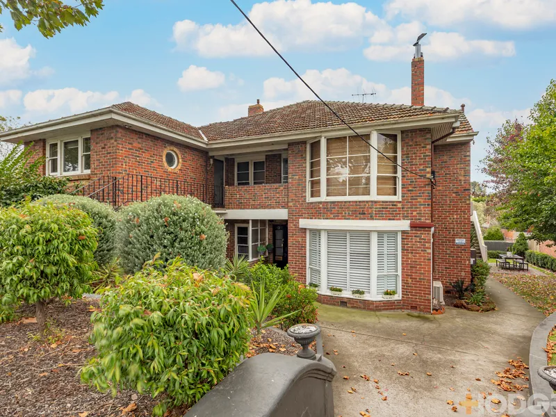 CLASSIC PERIOD STYLE APARTMENT IN PERFECT LOCATION