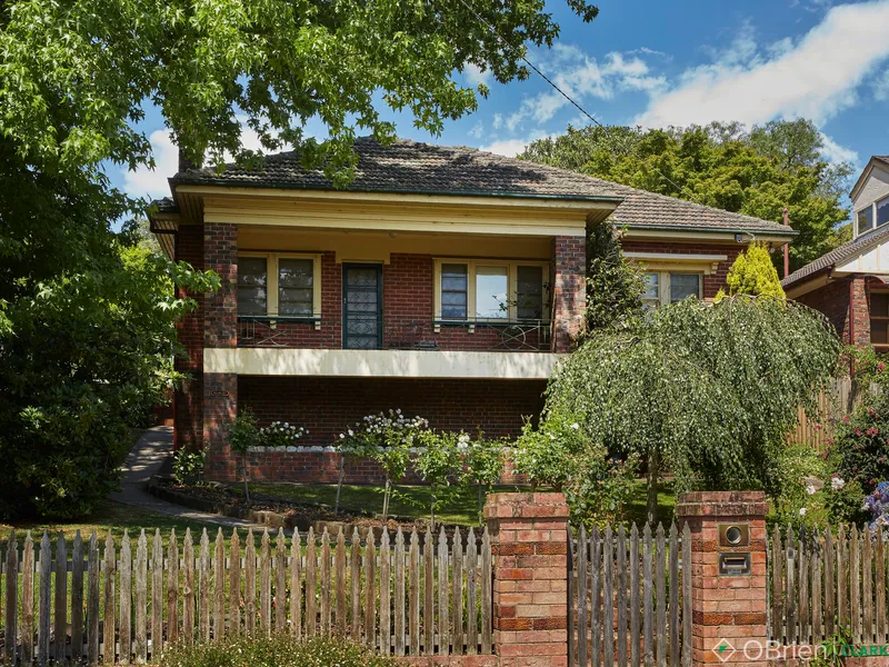 GRAND PERIOD HOME LOCATED RIGHT IN TOWN