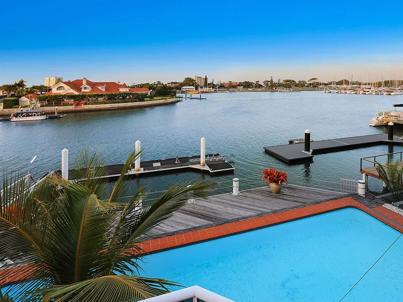 NORTH FACING BLUE CHIP RIVERFRONT HOUSE