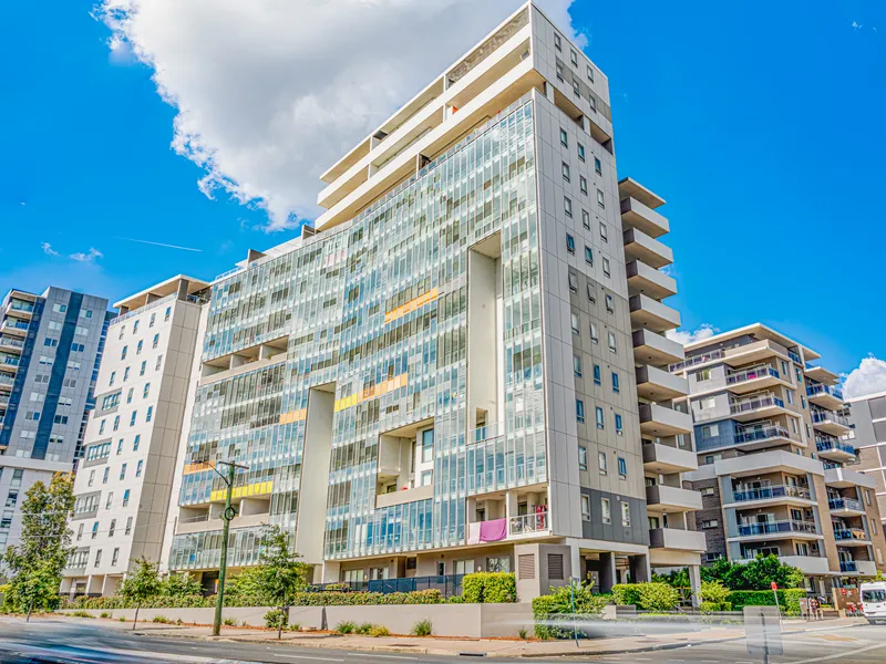 LUXURY HIGH RISE APARTMENT