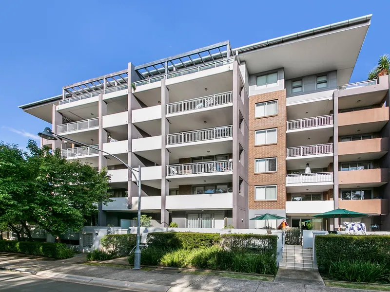 Sun filled 3 bed apartment in sought after complex