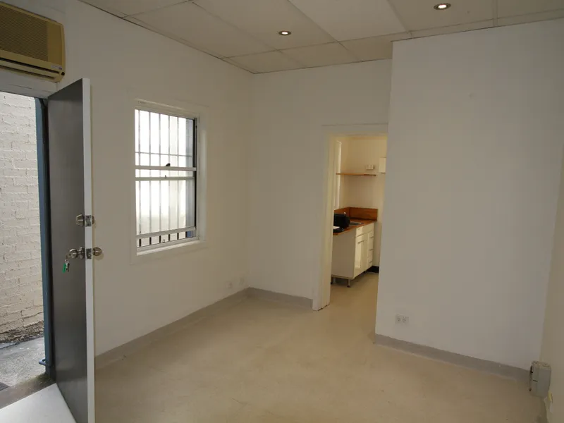MODERN 1 BEDROOM FLAT REAR OF SHOP (Access from GUM TREE LN)