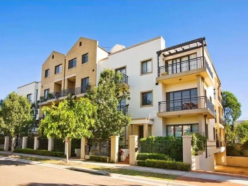 Executive Style 4 bedroom apartment with lift access!!!