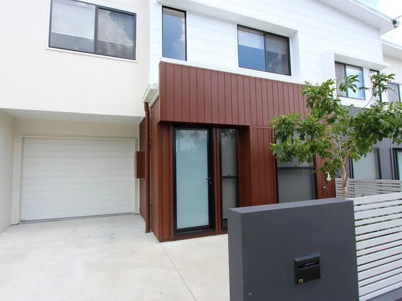 Freehold Townhouse in a Peaceful Street