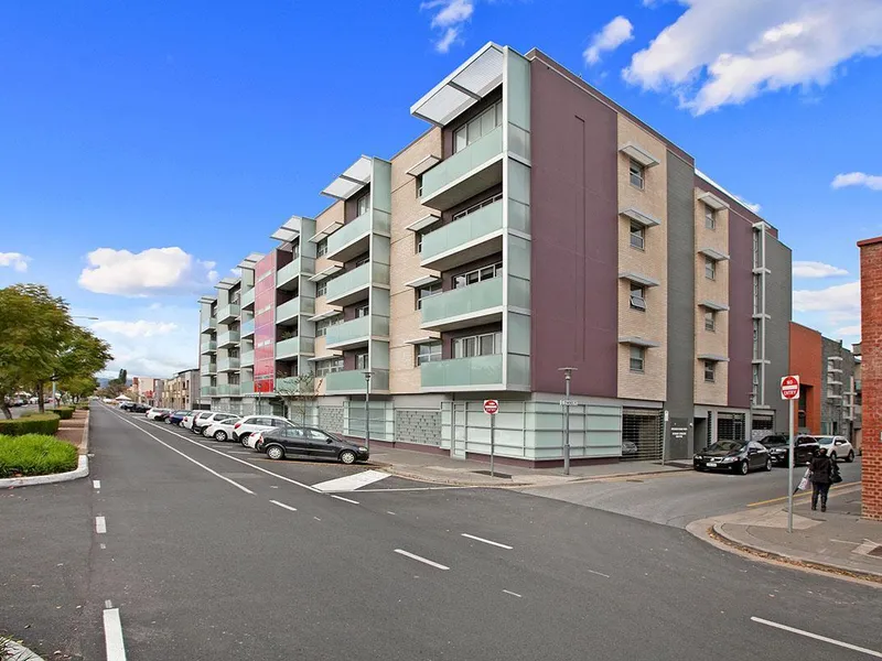 FRESHLY PAINTED WITH BRAND NEW CARPET! FANTASTIC CITY LOCATION 2 BEDROOM TOWNHOUSE  - 1 x CAR PARK