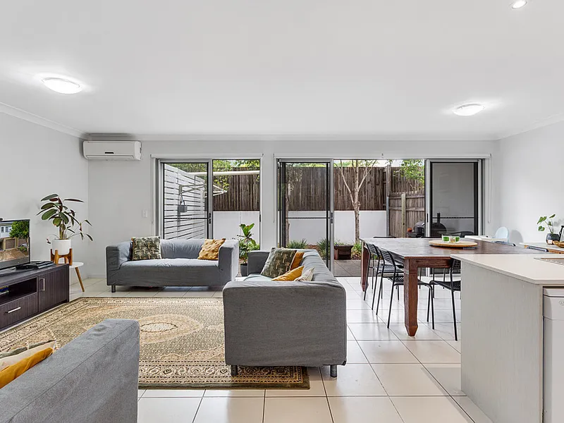 Spacious 4 bedroom townhouse perfect to invest or nest in Carseldine
