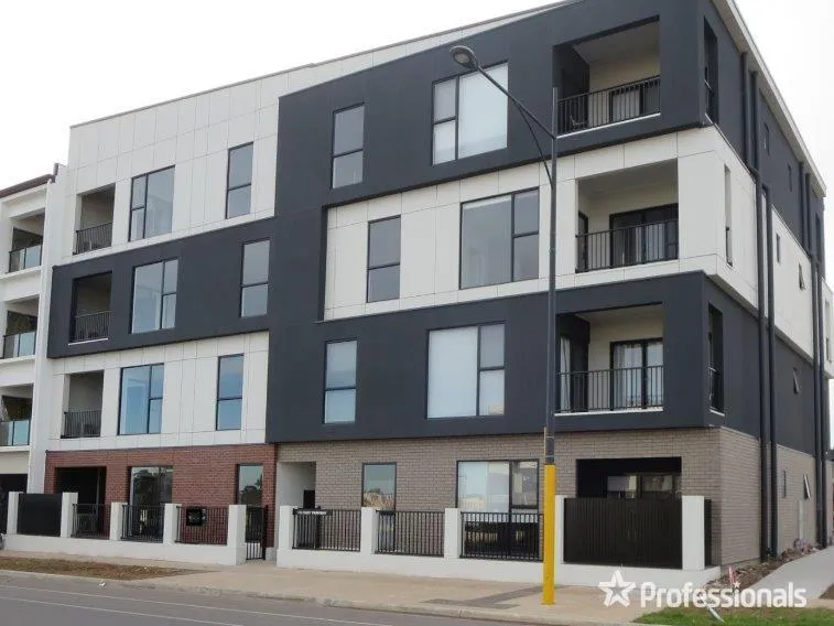 TOP FLOOR APARTMENT WITH LIFT AND STUNNING VIEW!