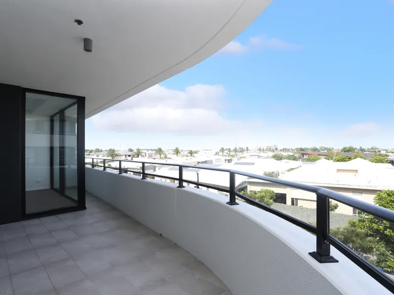 Near-New Luxury 3 Bedroom Apartment