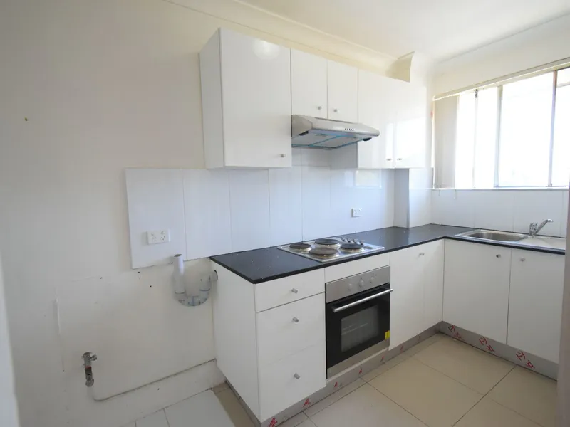 FRESHLY PAINTED & PRIME LOCATION 2 BEDROOM UNIT