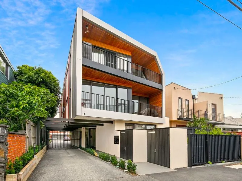 BOUTIQUE 2 BEDROOM, 2 BATHROOM STUNNING APARTMENT!