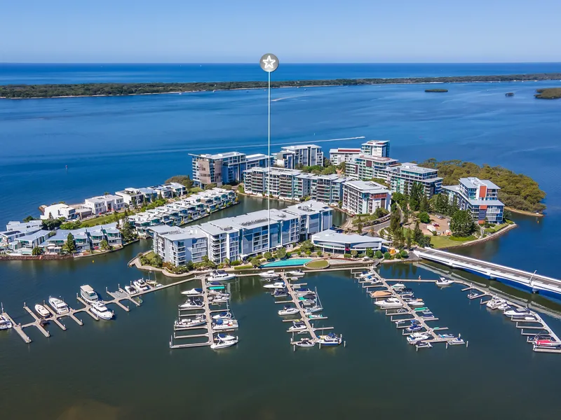 UNIQUE SPLIT LEVEL 3 BEDROOM DESIGN OVERLOOKING THE MARINA