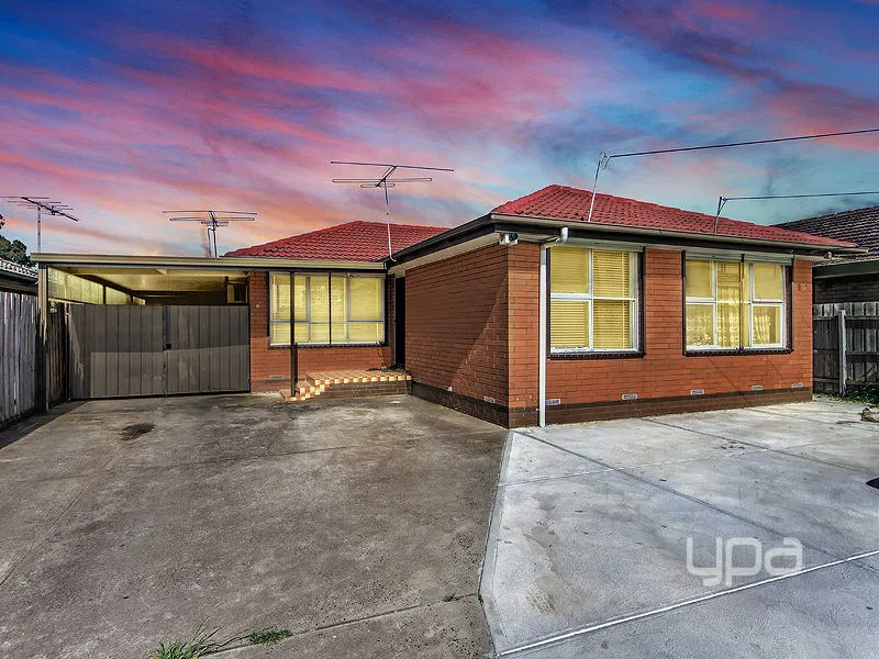 3 Beds with Self Contained Bungalow!