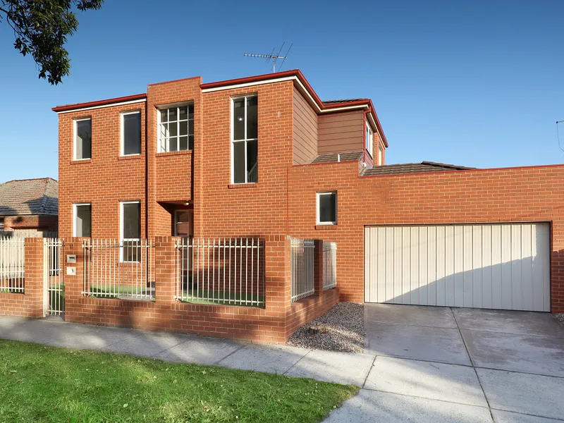 Be charmed by its grace and size *Open Monday 19 June 5:15-5:30pm*