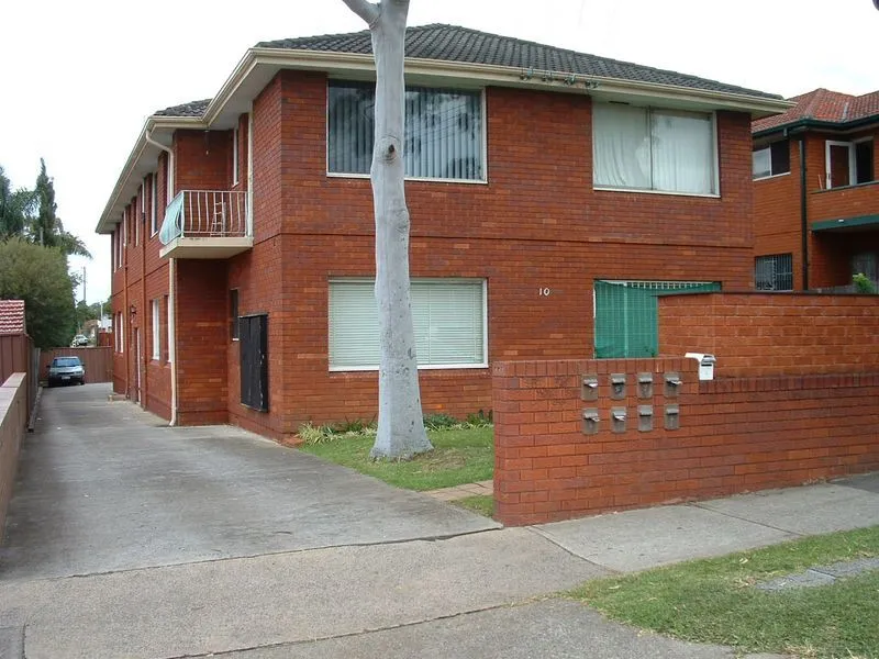 Handy 1 Bedroom Top Floor Unit
