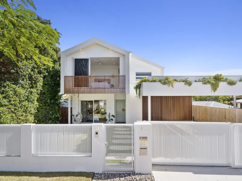 AWARD WINNING COASTAL BEACH HOUSE METRES FROM THE BAY!