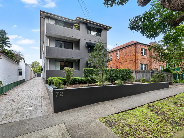 SPACIOUS TWO BEDROOM APARTMENT   - SUPER LARGE
