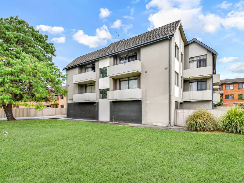 2 Bed Unit - Great Location Close to Shops & Parks 