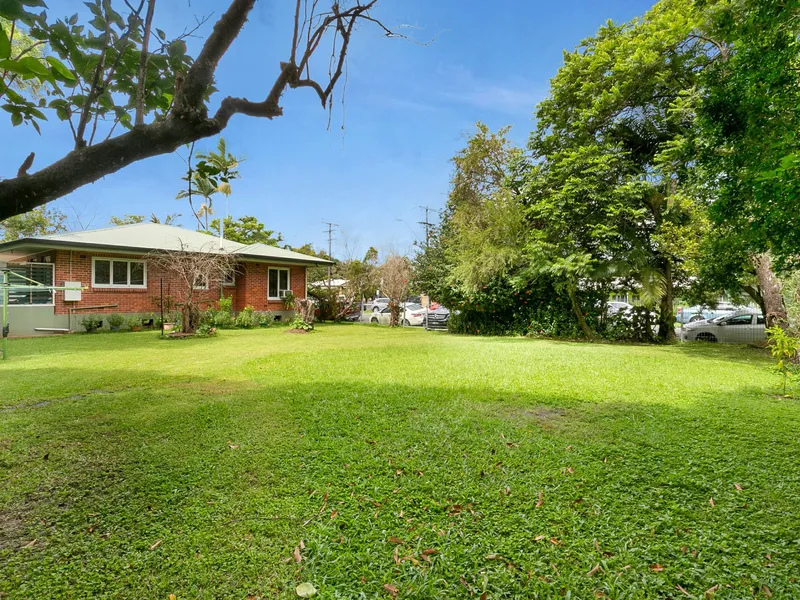 Federation Style Home. 809m2 Corner Block. Moments to Cairns CBD!