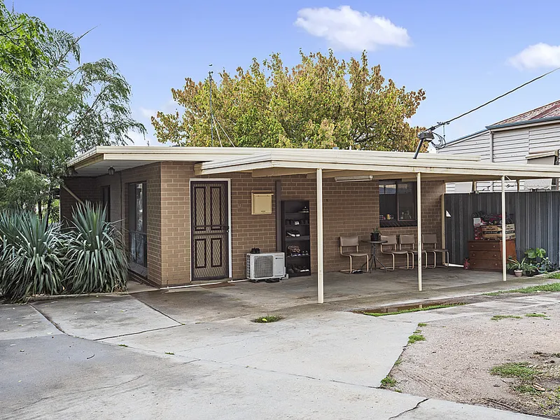 Neat 2 bedroom home only a 15 minute stroll to the CBD.