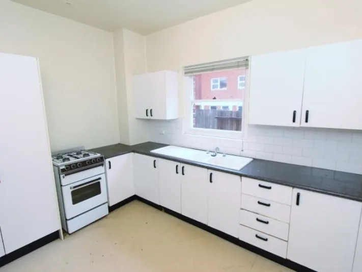 LARGE TWO BEDROOM GROUND FLOOR APARTMENT WITH FLOORBOARDS THROUGHOUT
