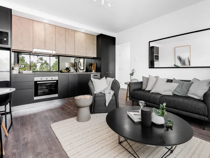 STUNNING DESIGNER 1 BEDROOM APARTMENT