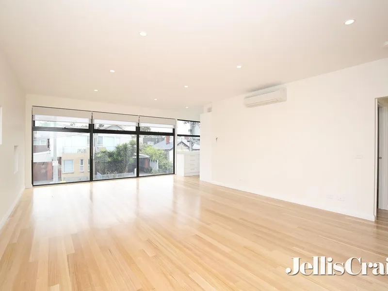 Townhouse with Rooftop Terrace!