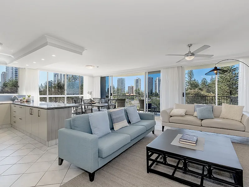 Large 3 Bed/2 Bath OCEANVIEW spacious apartment on the beach at MAIN BEACH