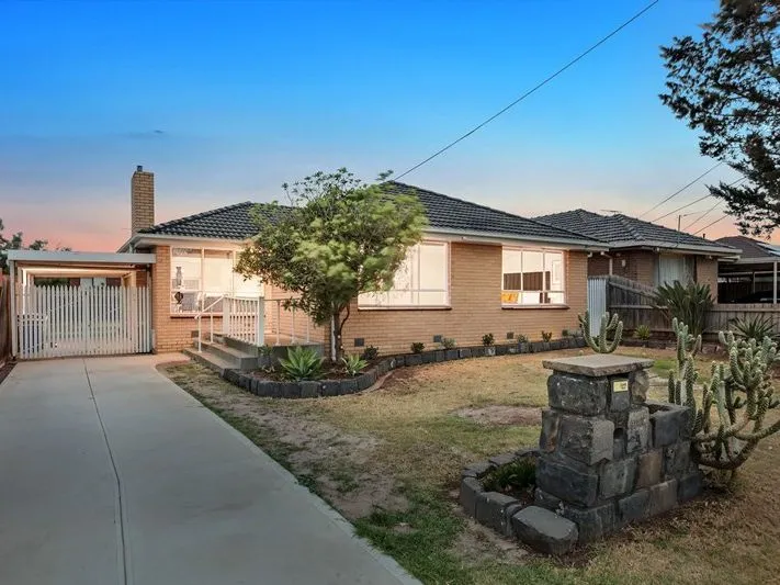 Complete the Dream (North Facing house) - Walk to Hoppers Train Station & Shops