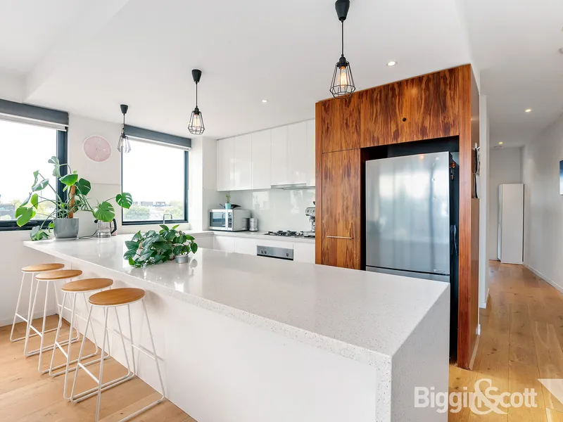 TWO BEDROOM APARTMENT WITH INCREDIBLE CITY VIEWS!