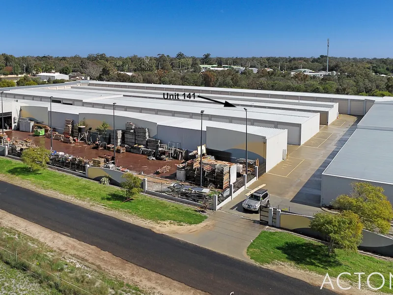 Perfect 47sqm2 storage unit close to Town and Freeway